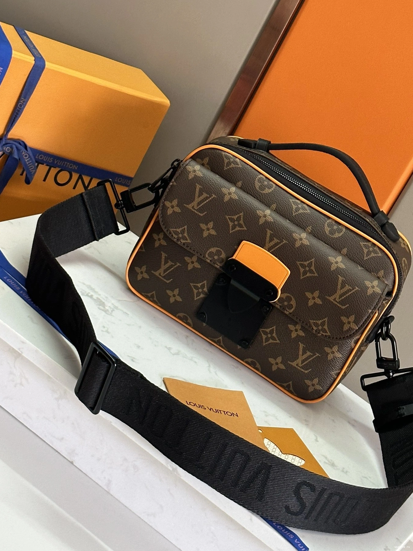 WIS LOUIS VUITTON LOCK MESSENGER S 0102